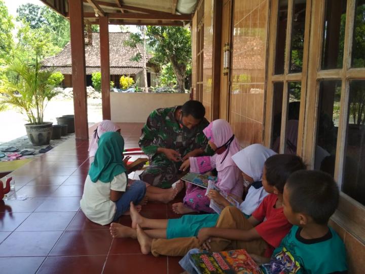 Serda Rudi, Anggota Satgas Bojonegoro Jadi Guru Anak Anak Dilokasi TMMD Tambakrejo